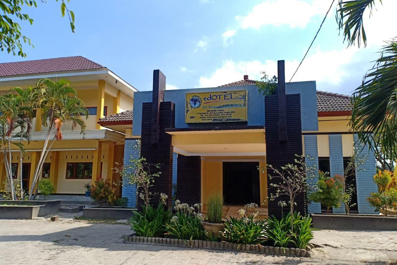 Oyo 1732 Edotel Praya Syariah Exterior foto